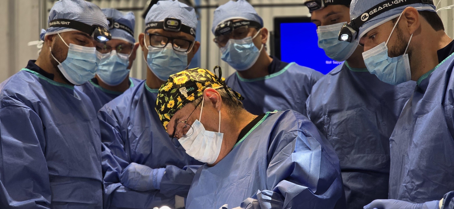 Dr. Fábio Guerra em ato cirúrgico de implante dentário