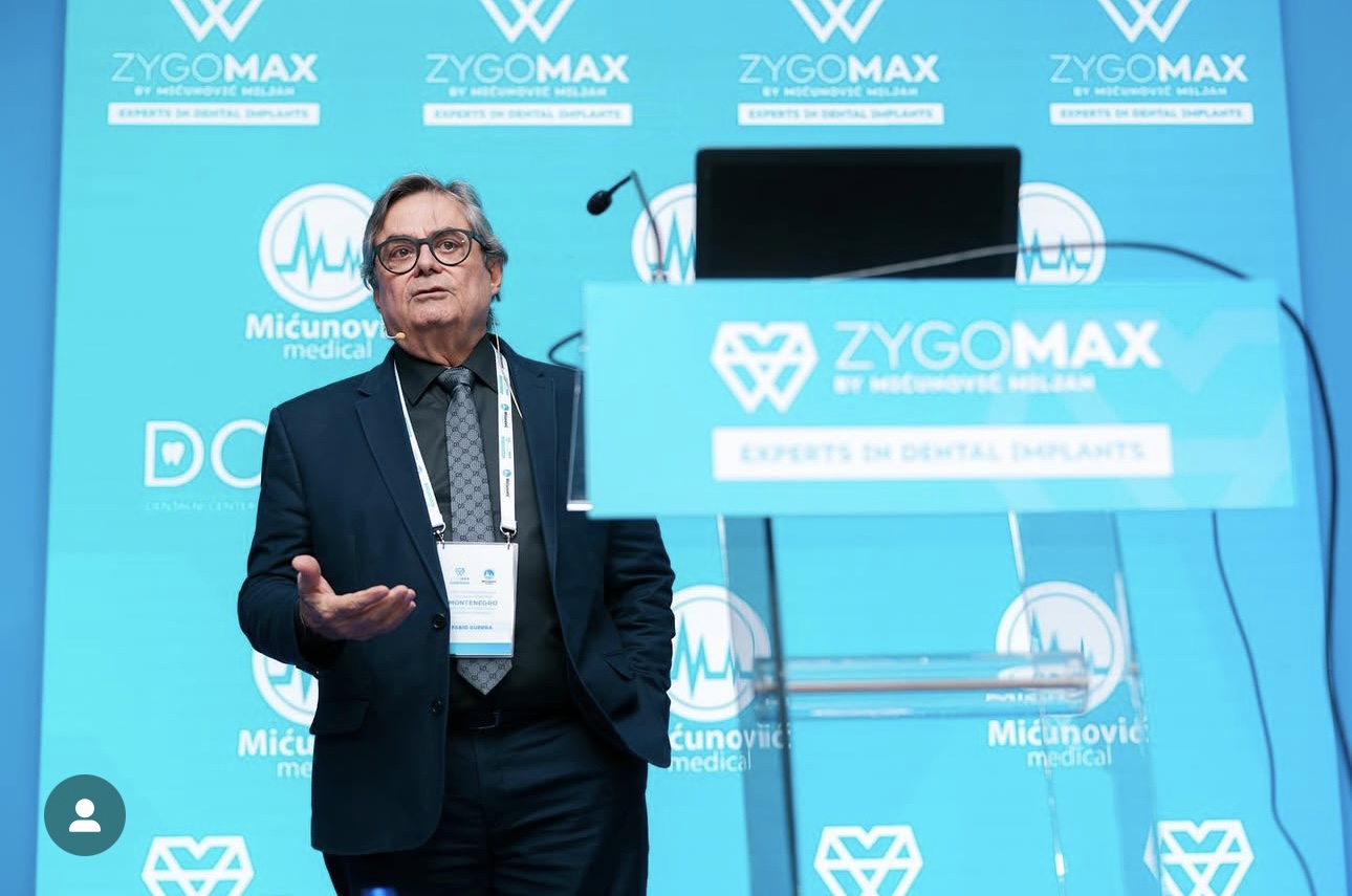 Dr. Fábio Guerra palestrando em congresso de implantodontia