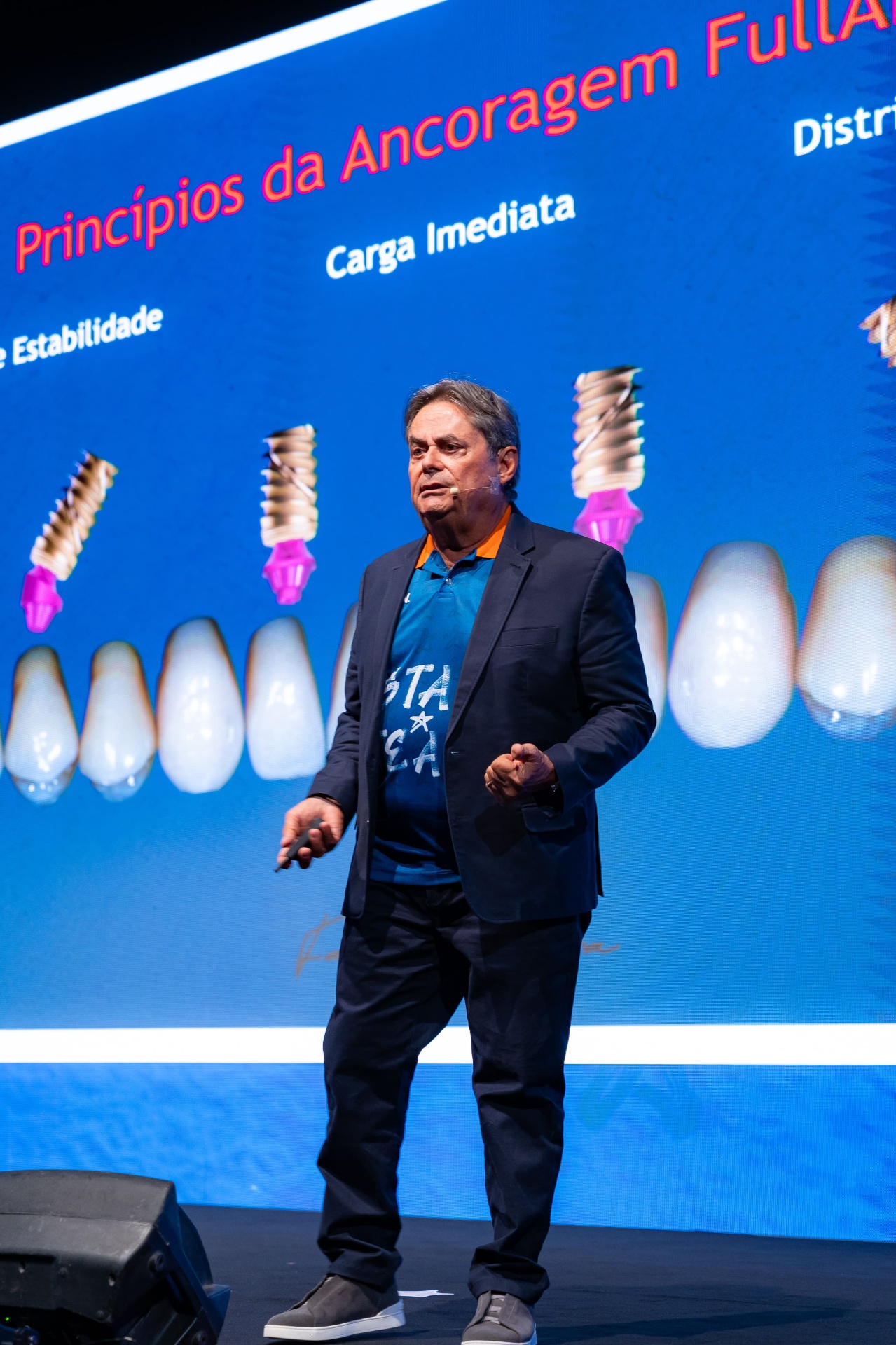 Dr. Fábio Guerra ensinando dentistas em curso avançado de implantes